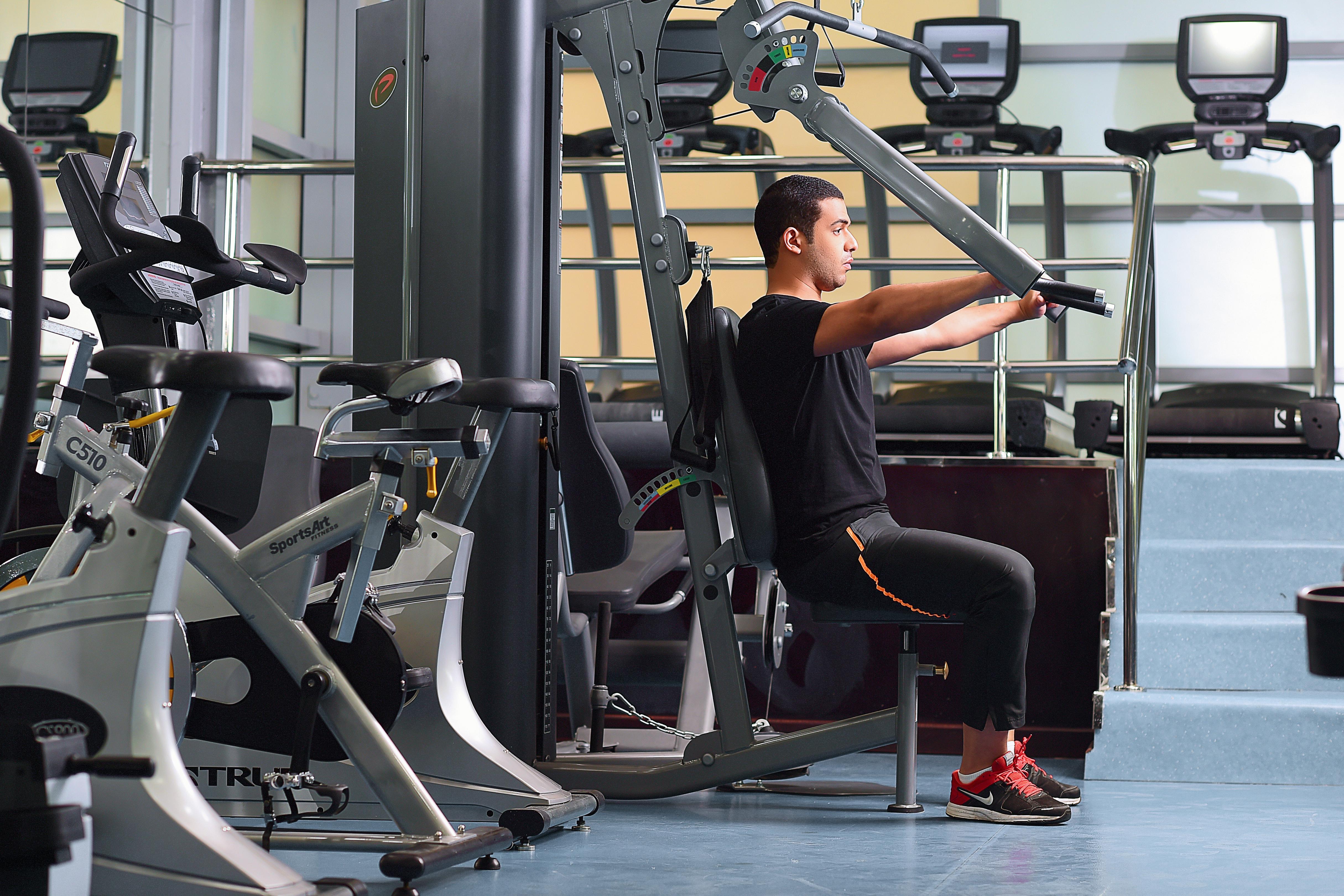 ซารายา คอร์นิเช โฮเต็ล Hotel โดฮา ภายนอก รูปภาพ A man using a shoulder press machine