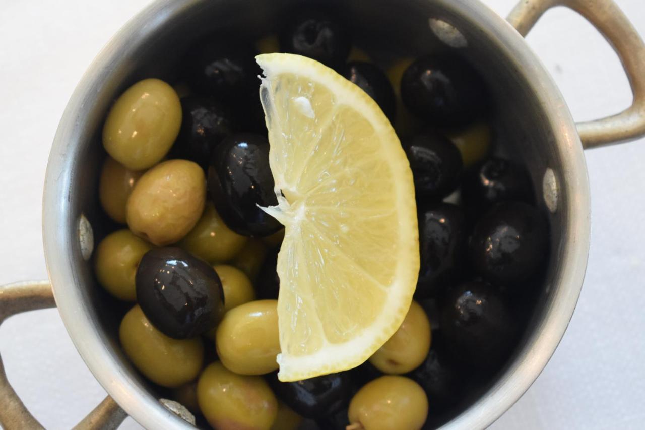 ซารายา คอร์นิเช โฮเต็ล Hotel โดฮา ภายนอก รูปภาพ Green and black olives