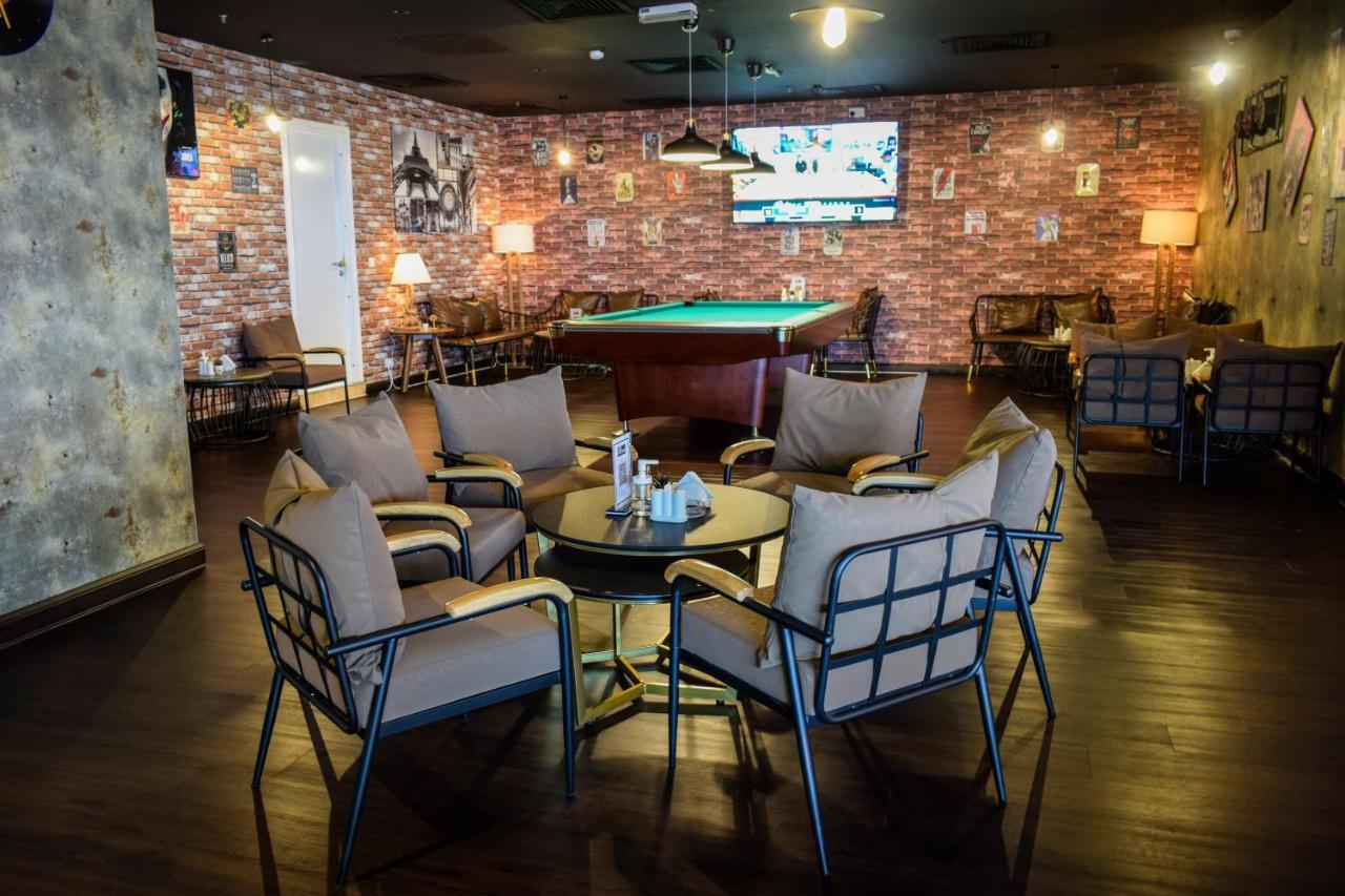ซารายา คอร์นิเช โฮเต็ล Hotel โดฮา ภายนอก รูปภาพ A pool table at a cafe in Ho Chi Minh City, Vietnam