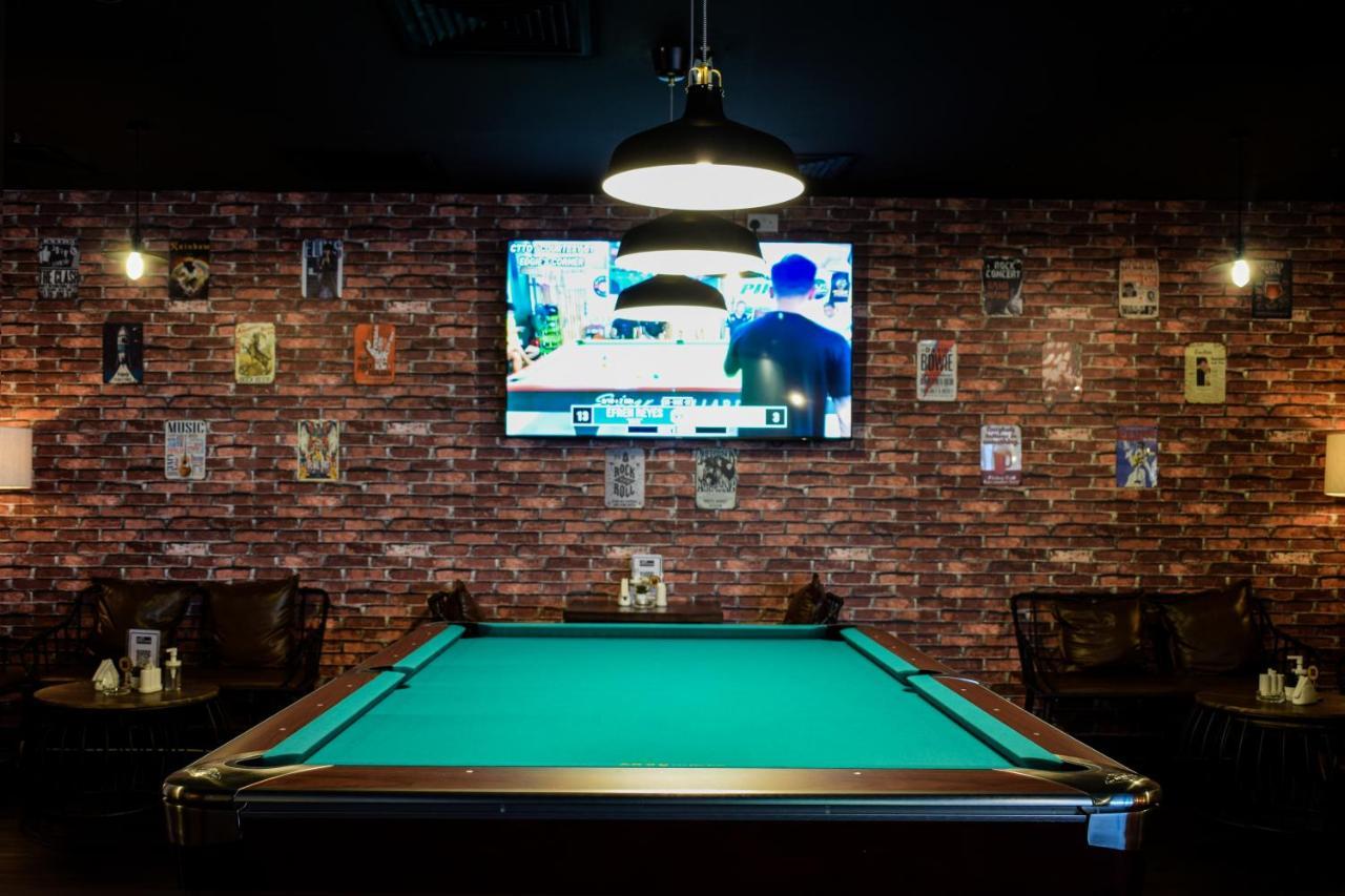 ซารายา คอร์นิเช โฮเต็ล Hotel โดฮา ภายนอก รูปภาพ A pool table at a bar