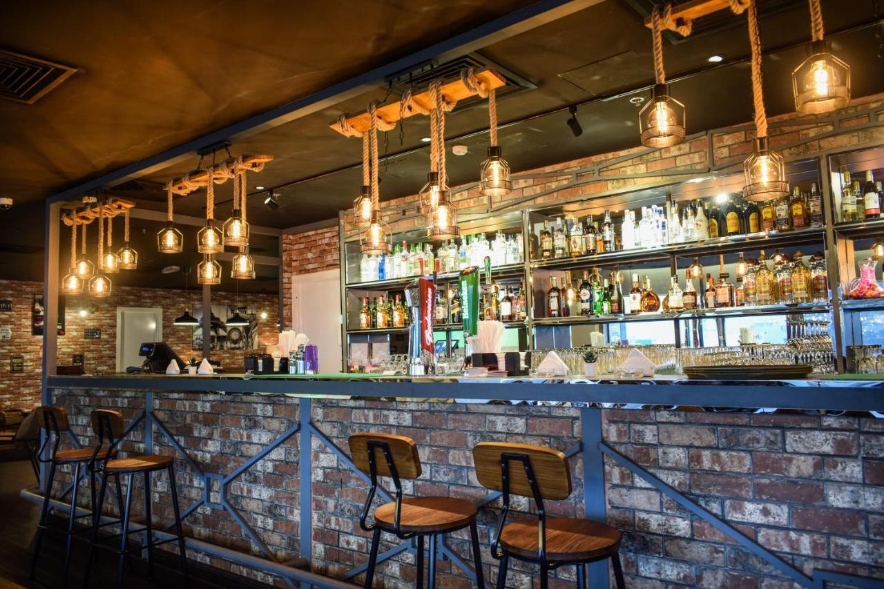 ซารายา คอร์นิเช โฮเต็ล Hotel โดฮา ภายนอก รูปภาพ The bar at the restaurant