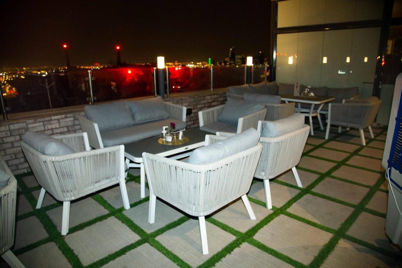 ซารายา คอร์นิเช โฮเต็ล Hotel โดฮา ภายนอก รูปภาพ Rooftop bar at the hotel