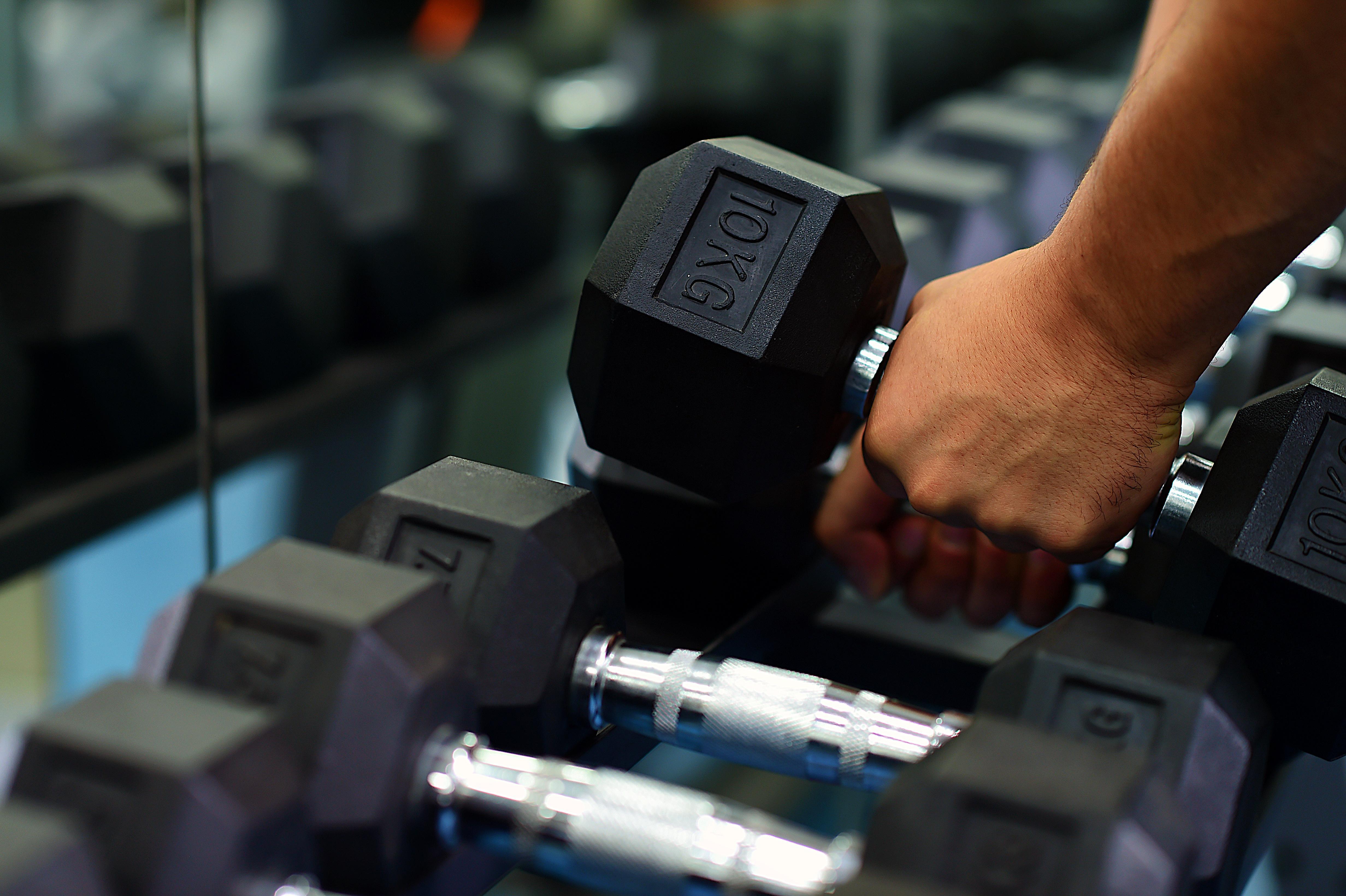 ซารายา คอร์นิเช โฮเต็ล Hotel โดฮา ภายนอก รูปภาพ A hand selecting a dumbbell