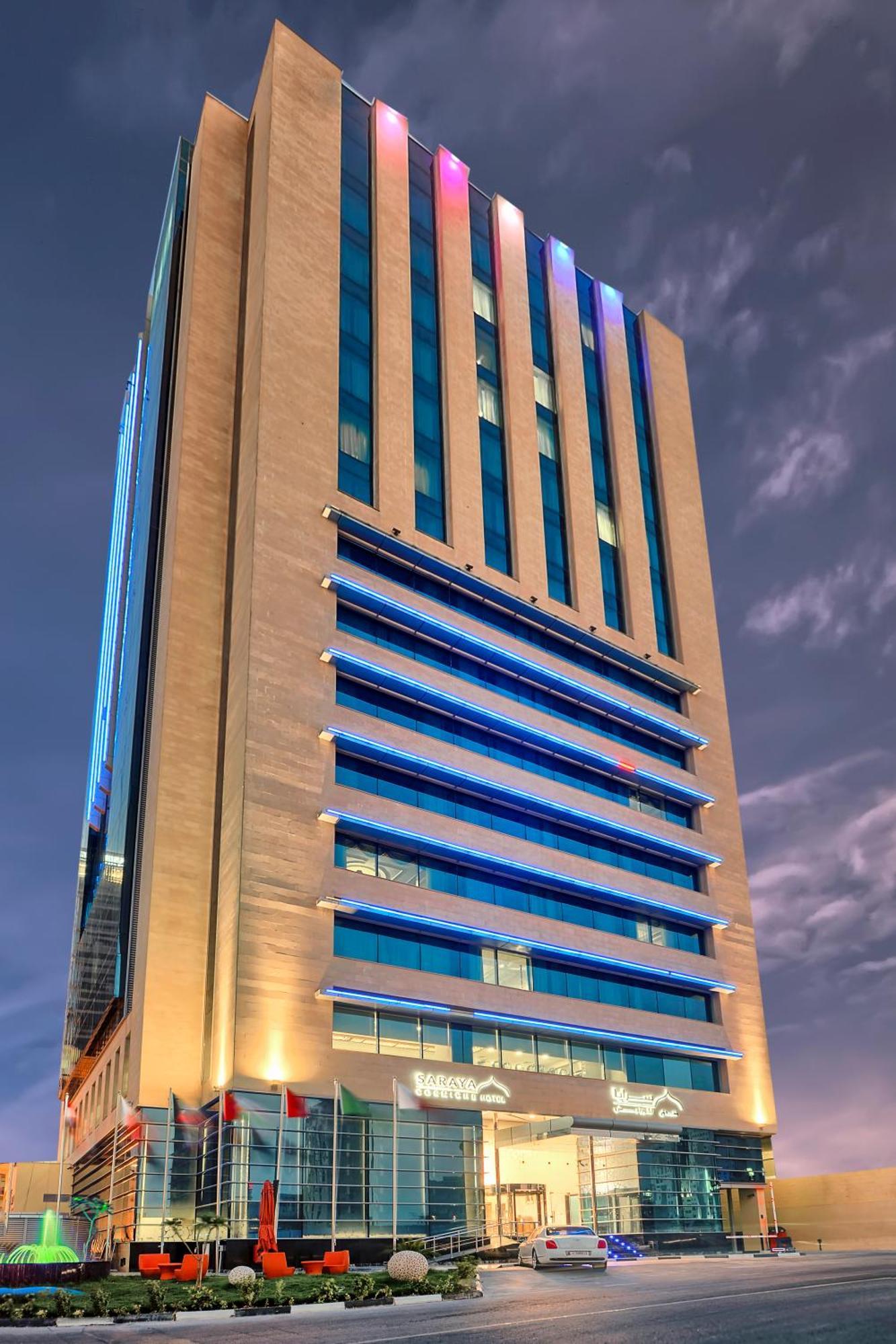 ซารายา คอร์นิเช โฮเต็ล Hotel โดฮา ภายนอก รูปภาพ The hotel at night